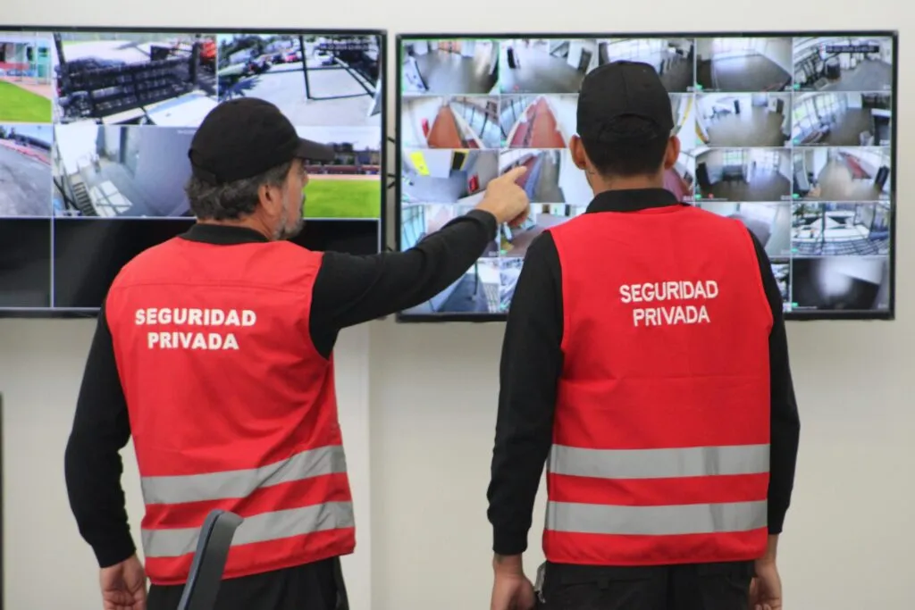 Guardia de seguridad con credencial OS10 vigente