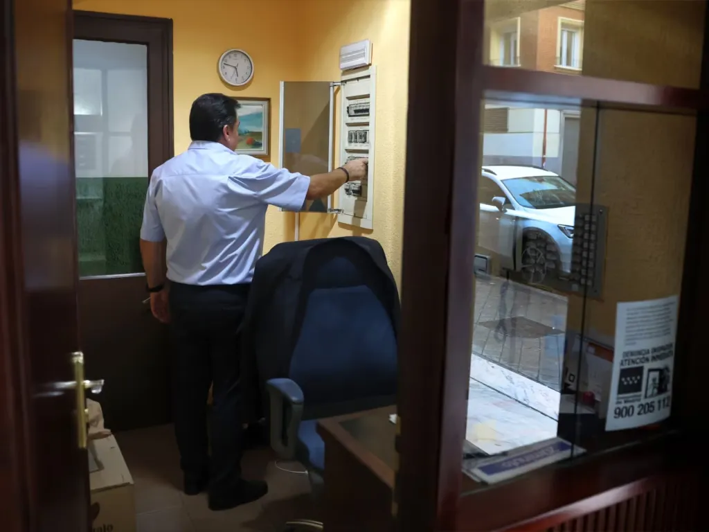 Conserje en el control de acceso de un edificio